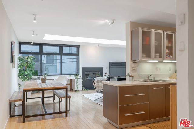 5806 Waring Avenue, Los Angeles CA: https://media.crmls.org/mediaz/7a7259e0-622c-4845-aa25-08d7f57380e6.jpg