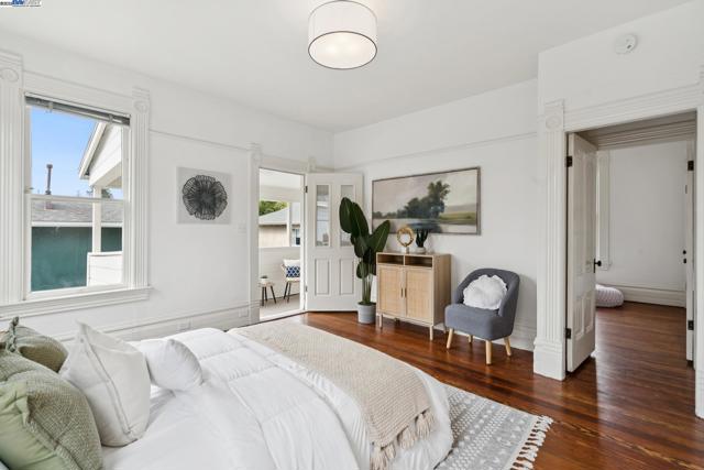 2120 Encinal Ave, Alameda CA: https://media.crmls.org/mediaz/7a726d19-fbe2-4205-a3a3-ee94c93967c0.jpg