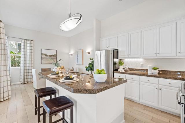 550 El Camino Real, Burlingame CA: https://media.crmls.org/mediaz/7a7283d2-66bd-4b24-a5a0-126e4f1f96b4.jpg