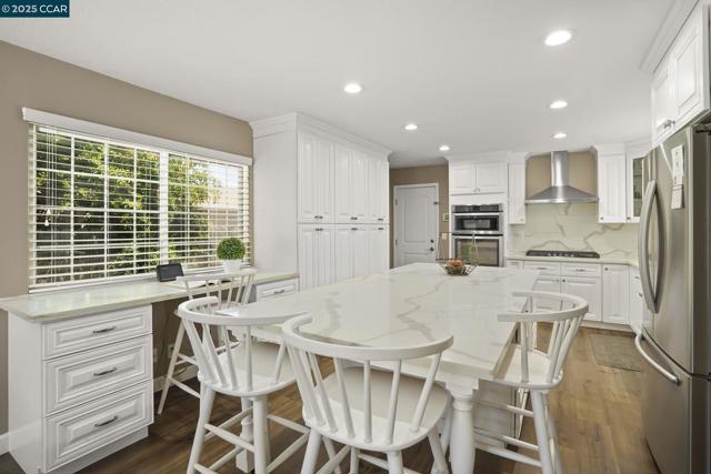 3979 Beechwood Court, Concord CA: https://media.crmls.org/mediaz/7a72a1b5-3979-4cb3-8aa5-73c4ed5f7059.jpg