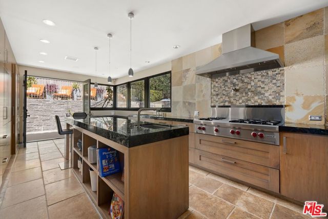3300 N Knoll Drive, Los Angeles CA: https://media.crmls.org/mediaz/7a72c8dc-6559-41d3-b97e-060aedee8c37.jpg