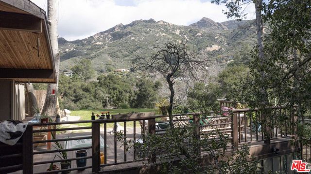 886 Camino Colibri, Calabasas CA: https://media.crmls.org/mediaz/7a72ecc0-2a15-476c-9d9b-28719ab2b273.jpg