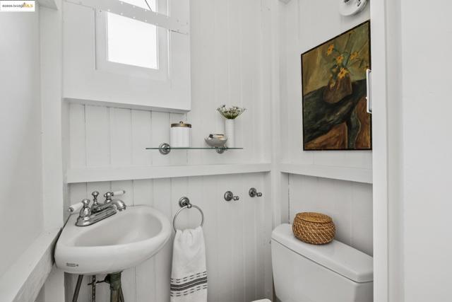 3019 Benvenue Ave, Berkeley CA: https://media.crmls.org/mediaz/7a739da7-7fce-4745-a25e-44bd95866a42.jpg