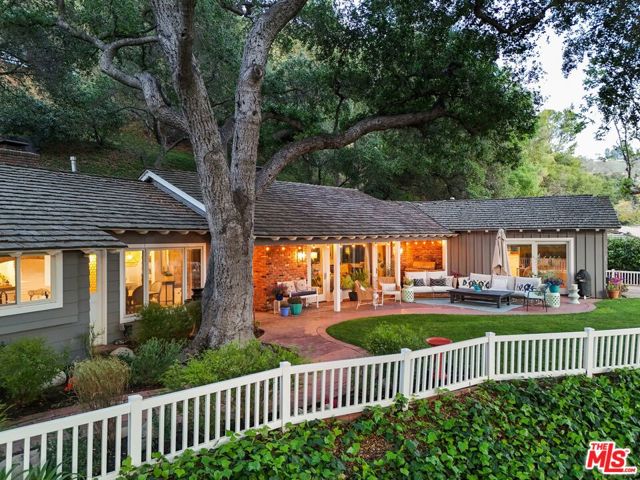 15601 Woodfield Place, Sherman Oaks CA: https://media.crmls.org/mediaz/7a739ea8-2b5d-40e9-a55b-9dac33fac879.jpg