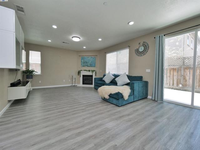 2419 Sienna Dr, Pittsburg CA: https://media.crmls.org/mediaz/7a73a463-497c-4835-bf1c-9599af319d73.jpg