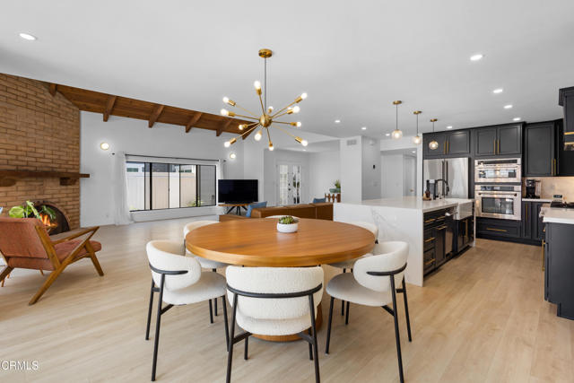 3960 W Hemlock Street, Oxnard CA: https://media.crmls.org/mediaz/7a73c1c5-af24-44ad-908d-c50b409eb888.jpg