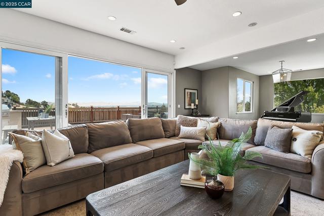 2058 Marazzani Dr, Martinez CA: https://media.crmls.org/mediaz/7a74dfb0-a215-45ef-9eae-3aef42ba0229.jpg