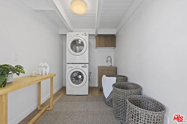 3908 Bentley Avenue, Culver City CA: https://media.crmls.org/mediaz/7a7506d3-deef-44a2-89a6-20019e9771a6.jpg