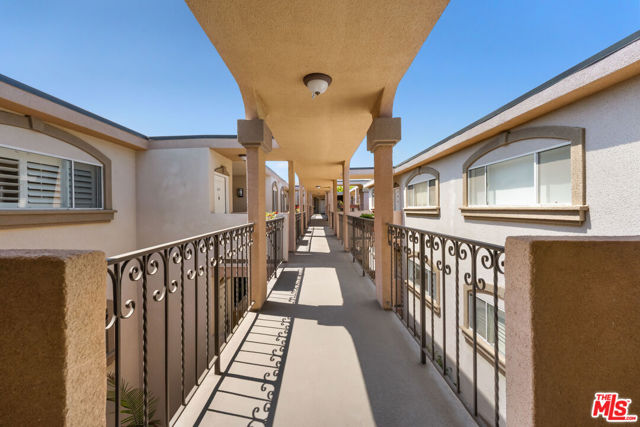 222 7th Street, Santa Monica CA: https://media.crmls.org/mediaz/7a7558a5-912f-41a9-a166-daca96dfa277.jpg