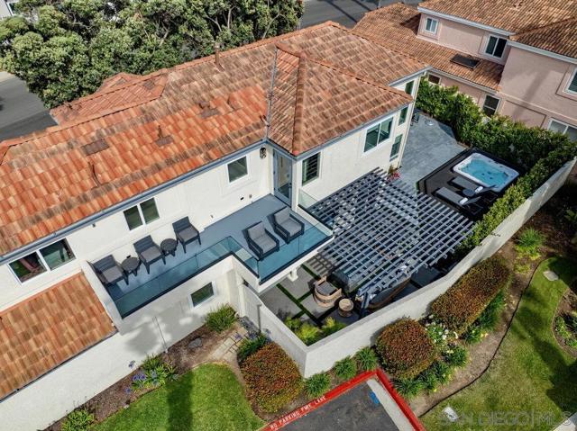 12 Mardi Gras Rd, Coronado CA: https://media.crmls.org/mediaz/7a75a301-02e7-4f8d-8830-3261db51a57c.jpg