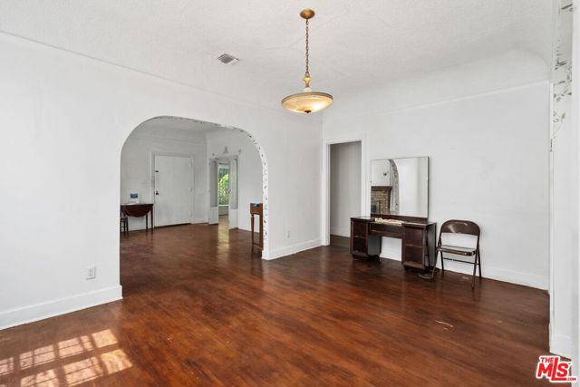 5021 Elmwood Avenue, Los Angeles CA: https://media.crmls.org/mediaz/7a75d402-8140-444e-aedc-88a146ff6809.jpg