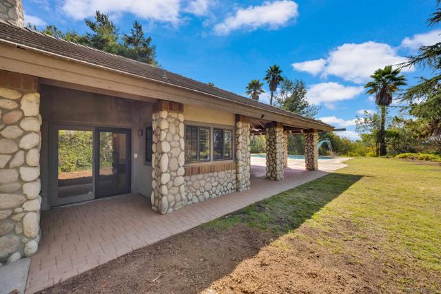 15235 Crestview Ct, Poway CA: https://media.crmls.org/mediaz/7a76d359-fb31-498e-96c1-a66111c4e852.jpg
