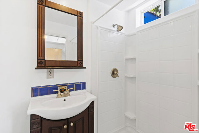 1335 S Sierra Bonita Avenue, Los Angeles CA: https://media.crmls.org/mediaz/7a77ba35-bc1f-4a1f-90ea-9f9dcce17484.jpg