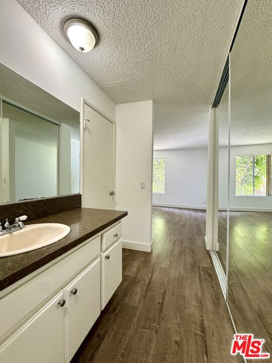 15425 Sherman Way, Van Nuys CA: https://media.crmls.org/mediaz/7a77d77a-6daf-45a6-9017-f0c388479005.jpg