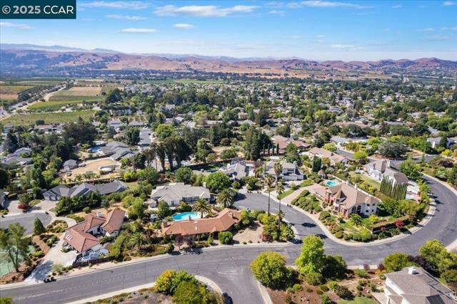 2323 Grosvenor Heights Ct, Livermore CA: https://media.crmls.org/mediaz/7a787e5a-4c87-4782-a6f3-459692157d3e.jpg