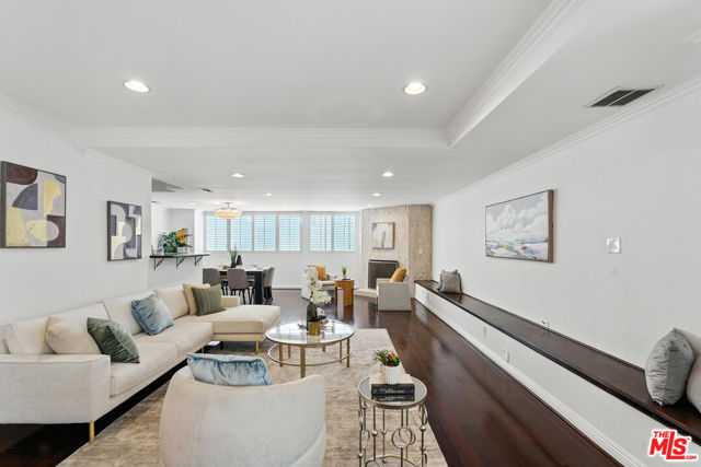 321 N Oakhurst Drive, Beverly Hills CA: https://media.crmls.org/mediaz/7a7951d1-a255-4295-b008-fc376ada959a.jpg