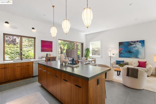 5734 Maccall St, Oakland CA: https://media.crmls.org/mediaz/7a7b033c-e4af-458e-bc4f-06f56e9e357c.jpg
