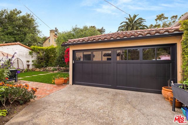 305 E Islay Street, Santa Barbara CA: https://media.crmls.org/mediaz/7a7b55fc-4162-4b54-aba3-80e3c107aa6c.jpg