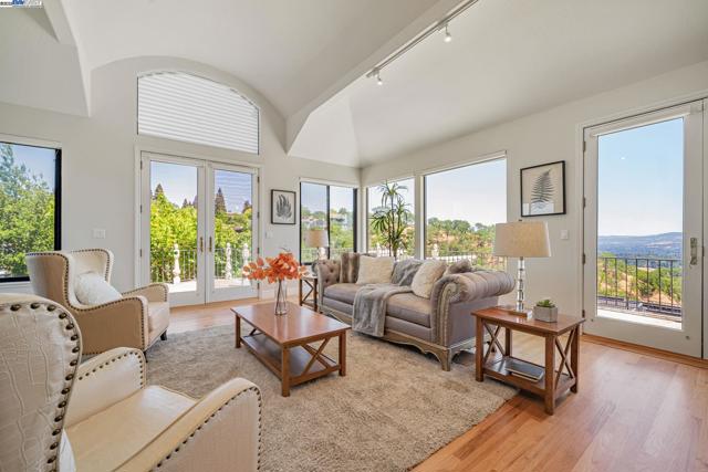 530 Oakshire Pl, Alamo CA: https://media.crmls.org/mediaz/7a7b9a90-6c3b-4e92-a2d4-7ef2b703bf87.jpg