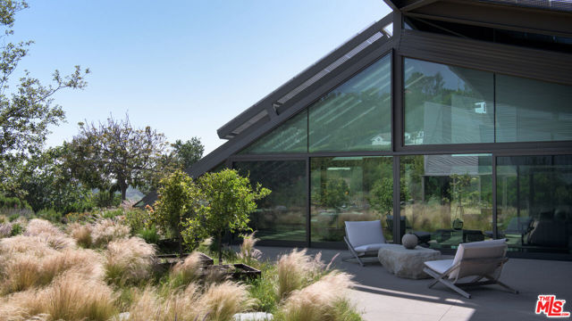 5900 Bonsall Drive, Malibu CA: https://media.crmls.org/mediaz/7a7b9bd0-2544-4efd-af46-24220756ad8f.jpg