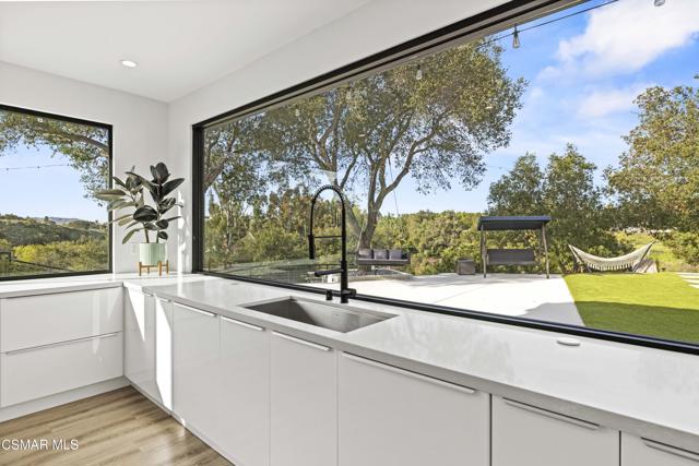 911 Vivian Circle, Newbury Park CA: https://media.crmls.org/mediaz/7a7ba22a-87f9-4df9-ba6a-2986c245d474.jpg