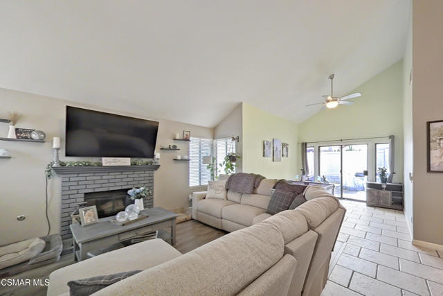 2228 Oak Haven Avenue, Simi Valley CA: https://media.crmls.org/mediaz/7a7ba90f-94ee-49ad-954c-a54db0b12485.jpg