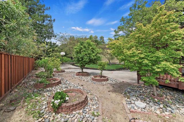 8658 Fenwick Way, Dublin CA: https://media.crmls.org/mediaz/7a7bd80c-12c8-46eb-ba14-19d61db73e54.jpg