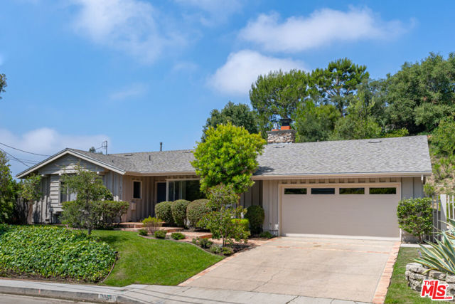 1053 Maroney Lane, Pacific Palisades CA: https://media.crmls.org/mediaz/7a7bdac2-0e8a-4fe8-a5ee-4b9d775d938c.jpg