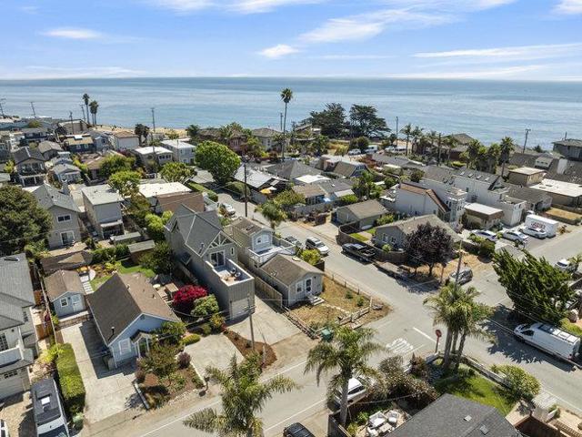410 35th Avenue, Santa Cruz CA: https://media.crmls.org/mediaz/7a7c46ae-3275-4838-be8b-16e6bb6e7f97.jpg