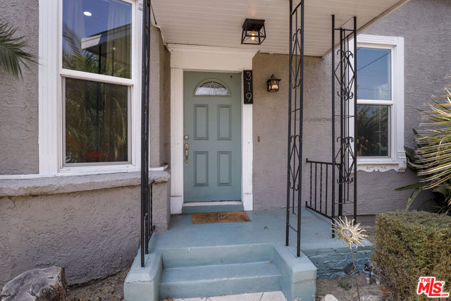 319 Chestnut Avenue, Los Angeles CA: https://media.crmls.org/mediaz/7a7cbcf9-af28-40bd-acea-84620b38305a.jpg