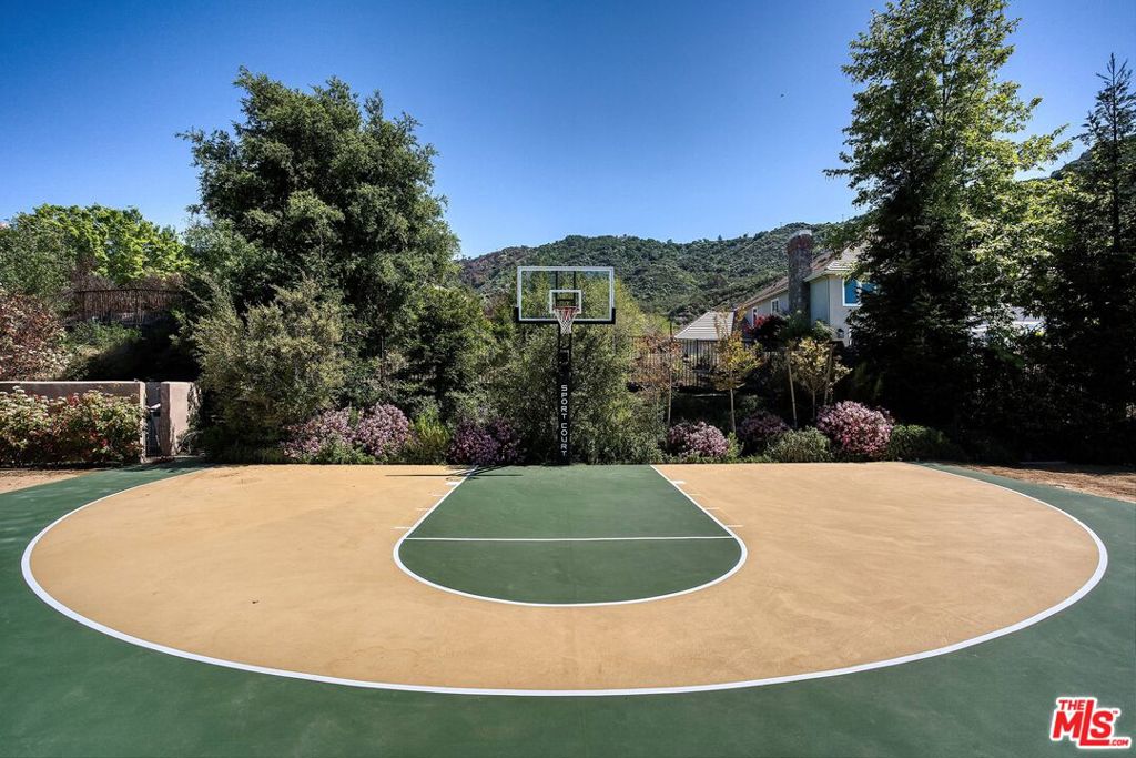 https://media.crmls.org/mediaz/7a7d6779-b038-4d6a-aaf6-e801204e3f01.jpg?preset=X-Large