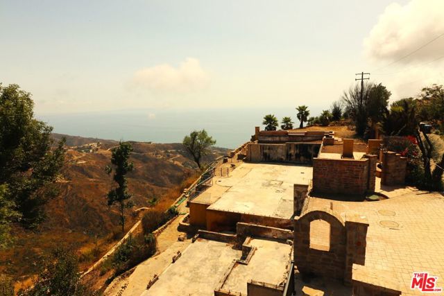 24734 W Saddle Peak Road, Malibu CA: https://media.crmls.org/mediaz/7a7d9fb8-3526-440c-b3cc-b9798dae4f3b.jpg