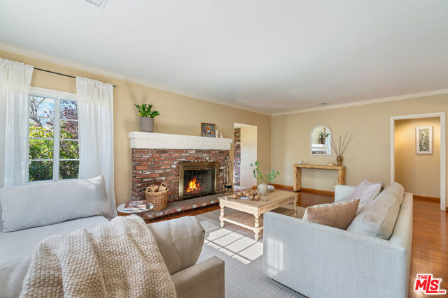 2338 Paloma Street, Pasadena CA: https://media.crmls.org/mediaz/7a80ae08-5fa1-4ebf-a145-3e2f54fa0c56.jpg