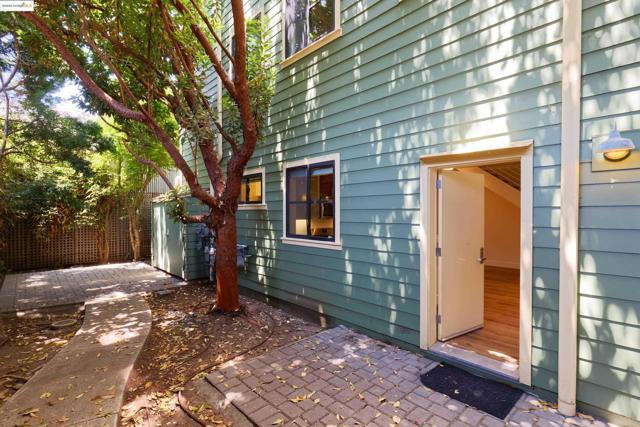 1565 32nd Street, Oakland CA: https://media.crmls.org/mediaz/7a80ebf2-7ea1-46e2-b53d-a39024d6d1b7.jpg