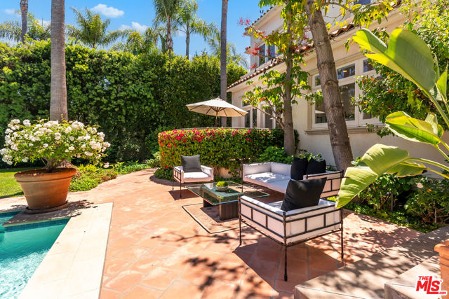 812 N Bedford Drive, Beverly Hills CA: https://media.crmls.org/mediaz/7a80f00e-40df-418f-b25b-196f02021c5e.jpg