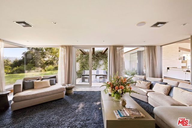 11531 Amanda Drive, Studio City CA: https://media.crmls.org/mediaz/7a82e5d5-360b-43ac-9398-8298313bc689.jpg