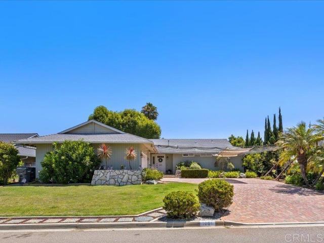 1051 La Reina, San Marcos CA: https://media.crmls.org/mediaz/7a844c09-85a1-4901-bb40-534ccc960c58.jpg