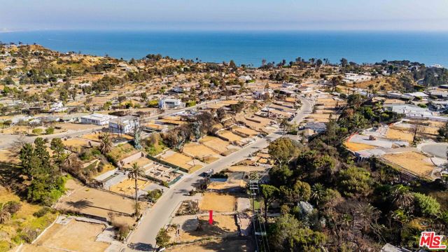 747 Jacon Way, Pacific Palisades CA: https://media.crmls.org/mediaz/7a84717a-7bf2-4f6f-bf26-6130123ebcdc.jpg