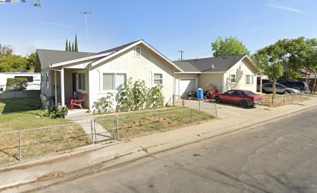 2137 Whitcomb Way, Modesto CA: https://media.crmls.org/mediaz/7a858bc8-a6e7-4747-b007-0fa052dac65f.jpg
