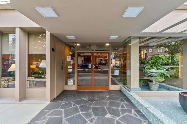 2550 Dana St, Berkeley CA: https://media.crmls.org/mediaz/7a859e39-cd49-4530-b3d2-1e764cb2a01e.jpg
