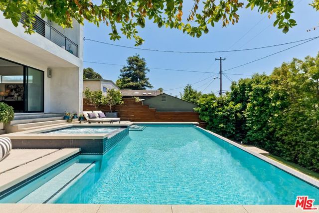 3571 Colonial Avenue, Los Angeles CA: https://media.crmls.org/mediaz/7a860405-54da-4683-8154-c552e9368f0e.jpg