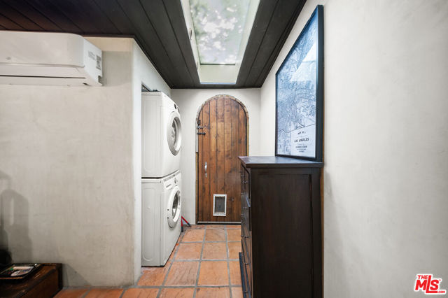 6615 Emmet Terrace, Los Angeles CA: https://media.crmls.org/mediaz/7a866d05-6c6e-490a-b0b6-d995e290a157.jpg