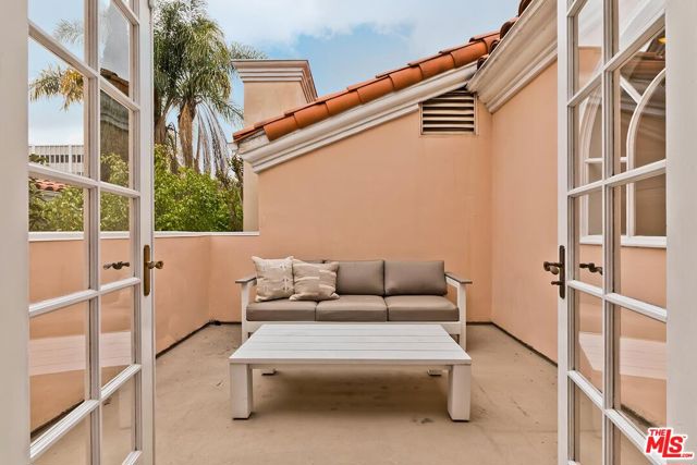 110 N Oakhurst Drive, Beverly Hills CA: https://media.crmls.org/mediaz/7a86f45f-29aa-4790-a997-0832d846970b.jpg