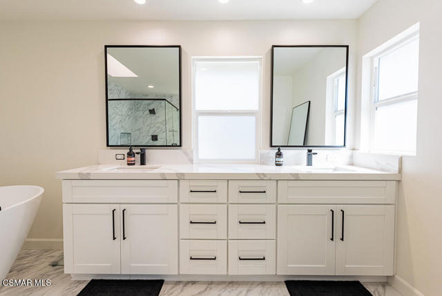 1725 Royal Saint George Drive, Westlake Village CA: https://media.crmls.org/mediaz/7a884d7d-4781-48d9-b9b0-79b14d36aa79.jpg