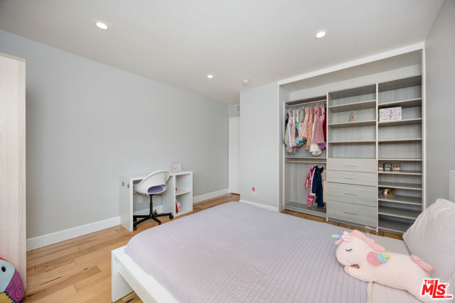 22518 Jameson Drive, Calabasas CA: https://media.crmls.org/mediaz/7a889384-dfc4-4dd2-80a0-afe8d297d588.jpg