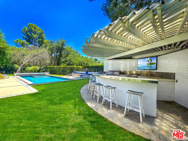 3815 Valley Meadow Road, Encino CA: https://media.crmls.org/mediaz/7a88f43b-6caf-46f4-9a02-c22ec07f9321.jpg