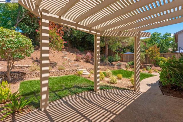 3319 Besana Dr, El Dorado Hills CA: https://media.crmls.org/mediaz/7a89c629-968e-4810-9919-1b5cc9ce4e88.jpg