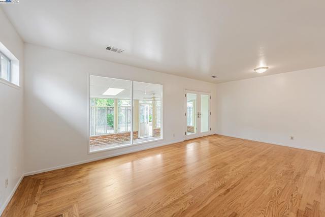 1315 Mersey Ave, San Leandro CA: https://media.crmls.org/mediaz/7a8a3c69-123f-4749-bcac-5daaee28bdea.jpg