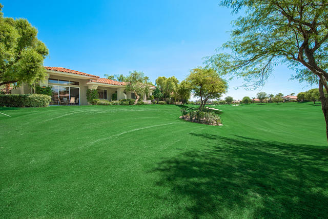 359 Desert Holly Drive, Palm Desert CA: https://media.crmls.org/mediaz/7a8b0c16-666c-4f04-b2b2-d9abf30ab529.jpg