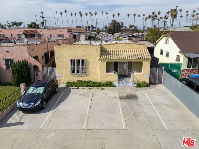 1723 W 52nd Street, Los Angeles CA: https://media.crmls.org/mediaz/7a8bd4b2-6121-4d03-8e26-3dad96d64422.jpg